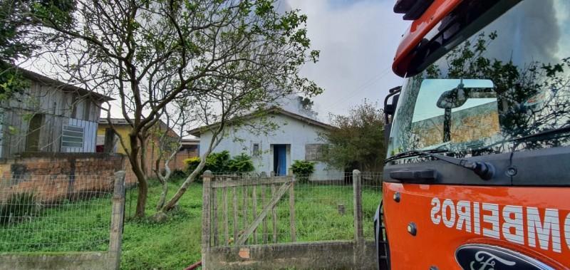 Bombeiros combatem incêndio em residência na cidade de Laguna