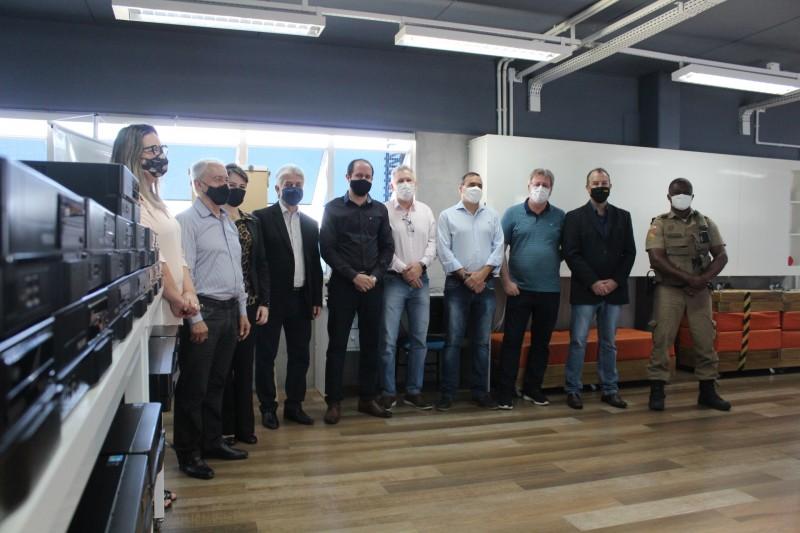 Fiesc e Forcri doam vinte computadores para escola municipal de Criciúma