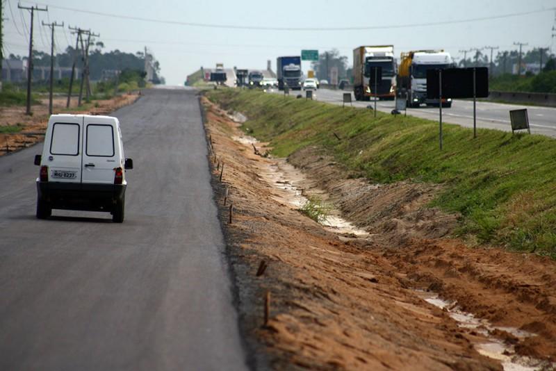 DNIT/SC finaliza aplicação asfáltica em via lateral de Laguna