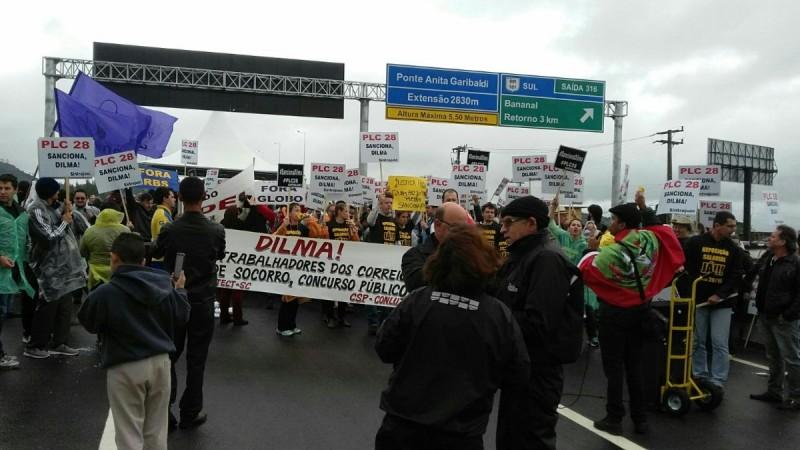 Manifestantes também marcam presença na Ponte Anita Garibaldi