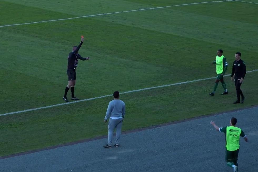 Vídeo: jogador é expulso na Série B do Catarinense após urinar em garrafa