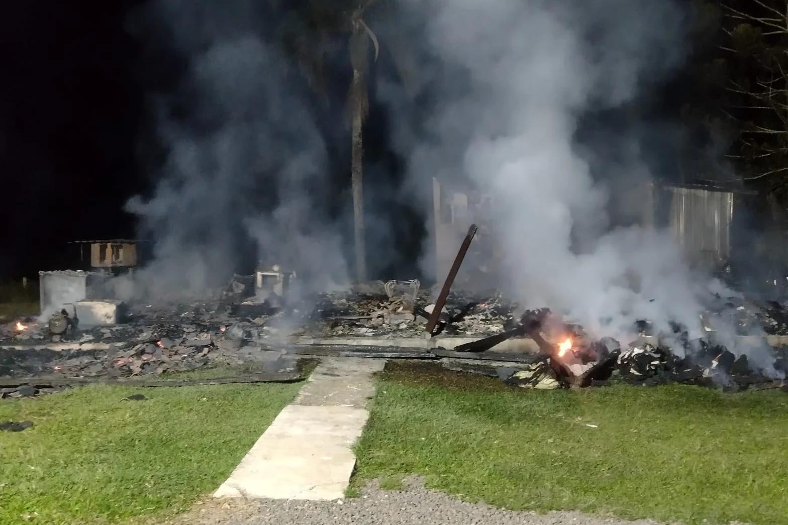 Incêndio destrói casa de madeira em Urussanga