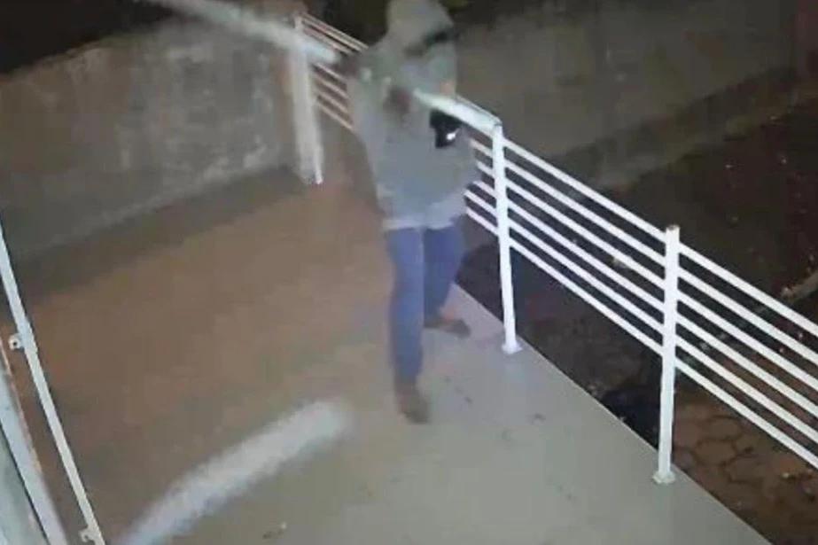 Após desmontar grades de casa, homem é encontrado e confessa crime à polícia