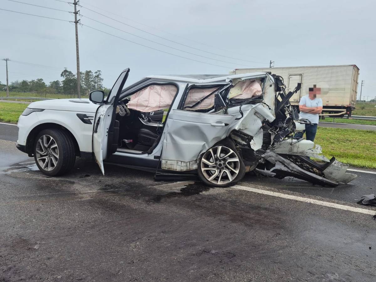 Fotos e vídeos: colisão entre van e Range Rover na BR-101 deixa homem gravemente ferido — foto 1