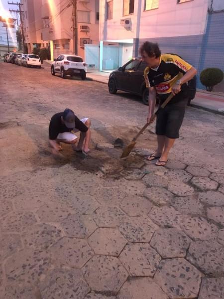 Por conta própria, moradores arrumam rua em Criciúma 