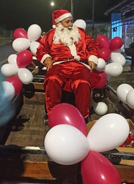 Moradores e comerciantes do bairro Vila Zuleima se unem e realizam festa de Natal para crianças