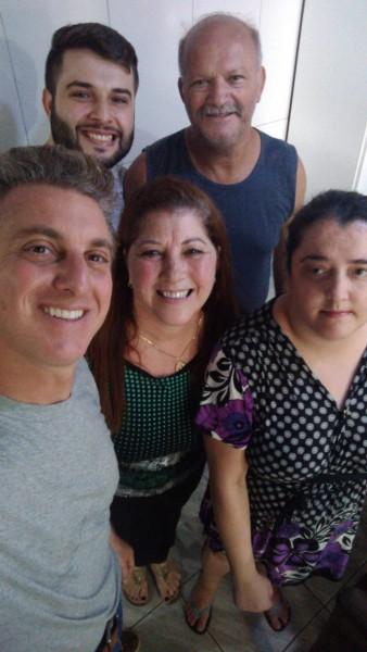 Entrega de prêmio e multidão reunida em passagem de Luciano Huck por Araranguá