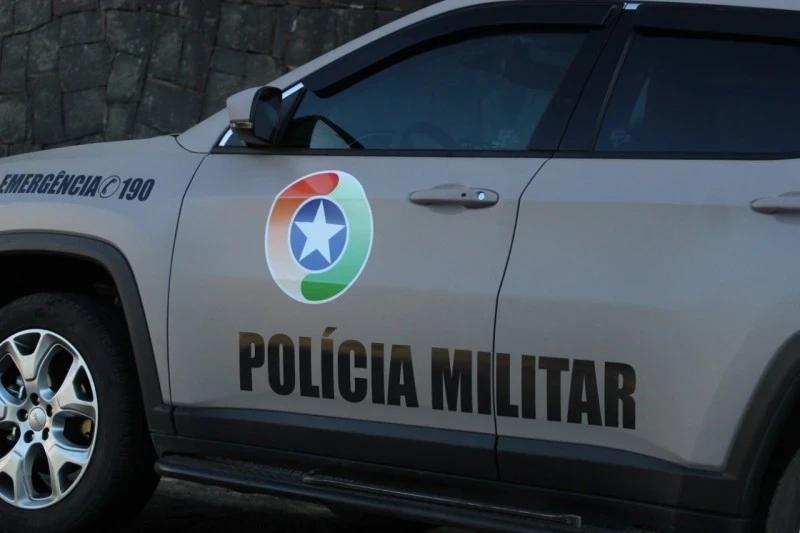 Jovens são agredidos com coronhadas durante assalto em posto de combustíveis