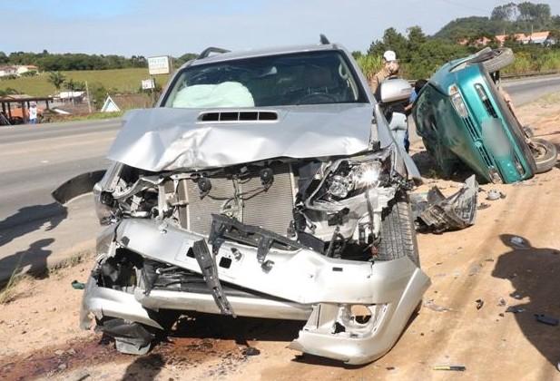 Em colisão, mulher fica ferida e carro às margens da rodovia