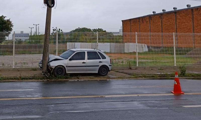Motorista bate carro contra poste em Tubarão