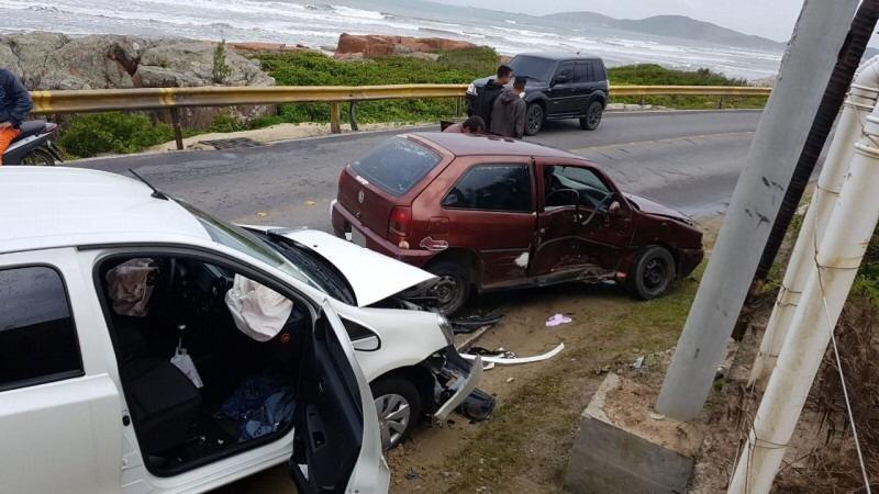 Carro de Criciúma se envolve em acidente na Praia do Gi, em Laguna