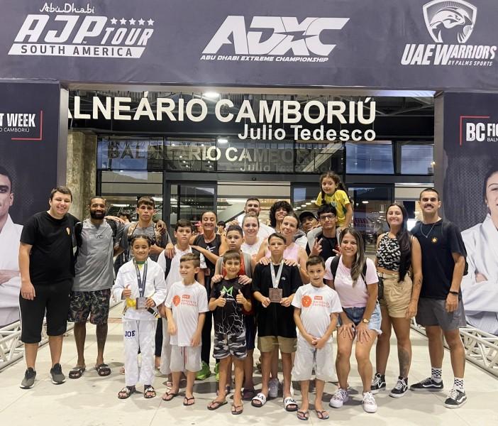Projeto Amigos da Esperança conquista 10 medalhas em campeonato de jiu-jítsu em Balneário Camboriú