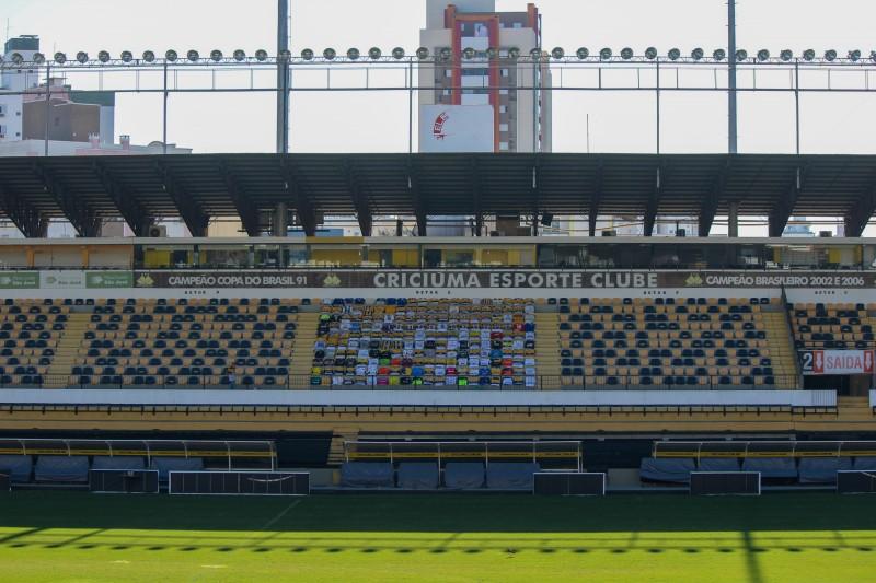 Camisas de torcedores estarão nas arquibancadas durante partida entre Criciúma e Marcílio Dias 