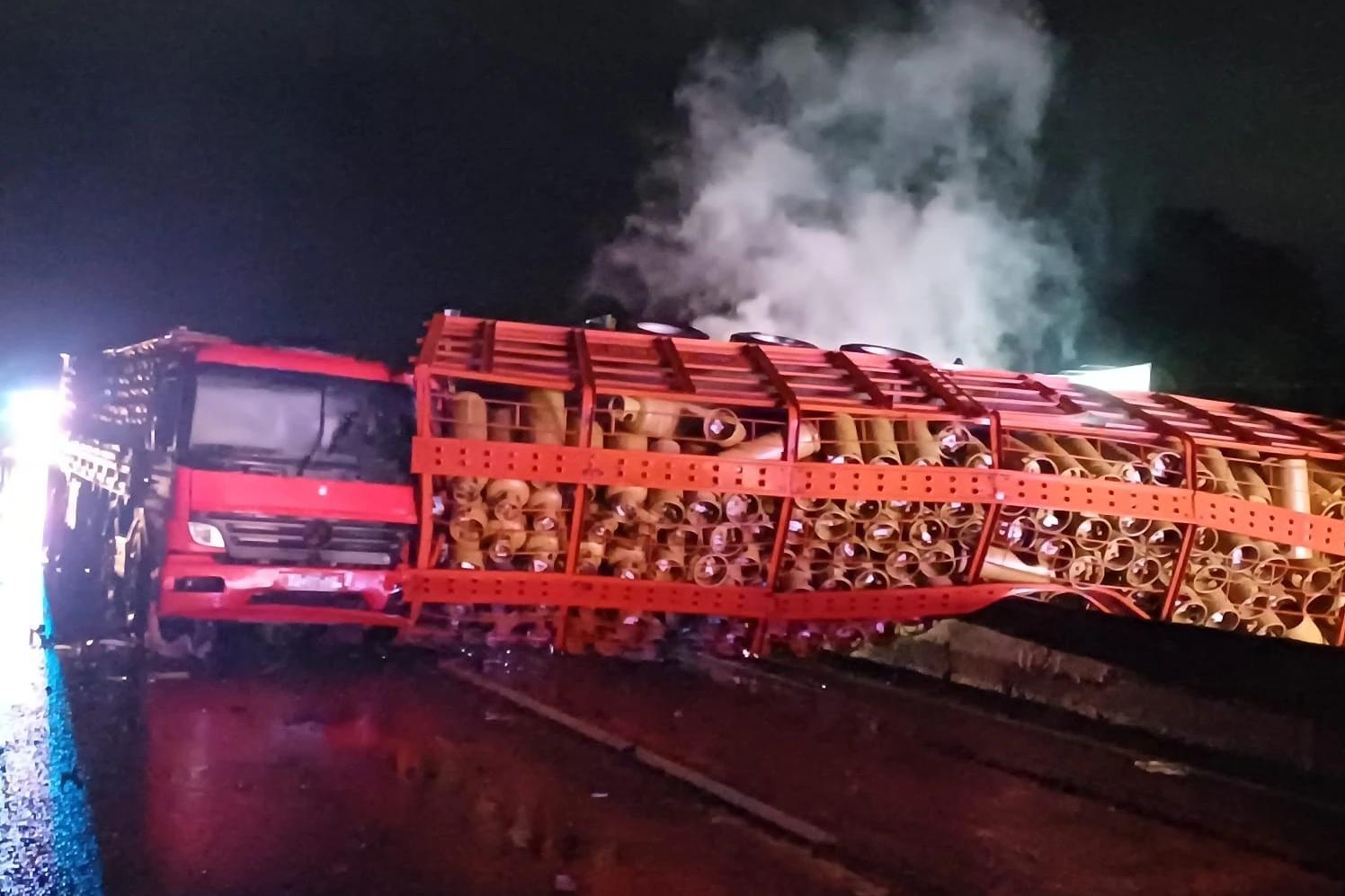 Caminhão com botijões de gás tomba e causa filas quilométricas na BR-101