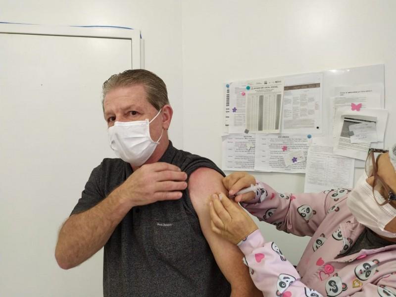 Prefeito de Treviso recebe primeira dose da vacina contra a Covid-19