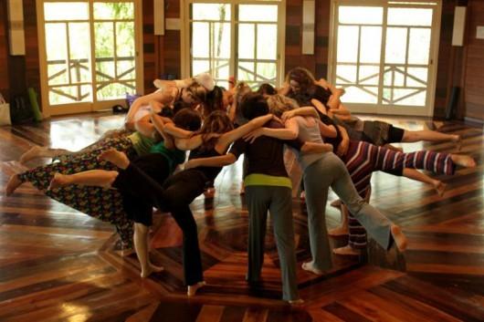 Oikos sedia evento que mistura Yoga com dança neste sábado