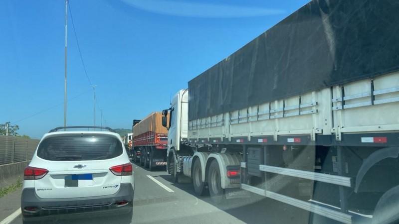 Após bloqueio de manifestantes, PRF libera trânsito na BR-101 em Sombrio 
