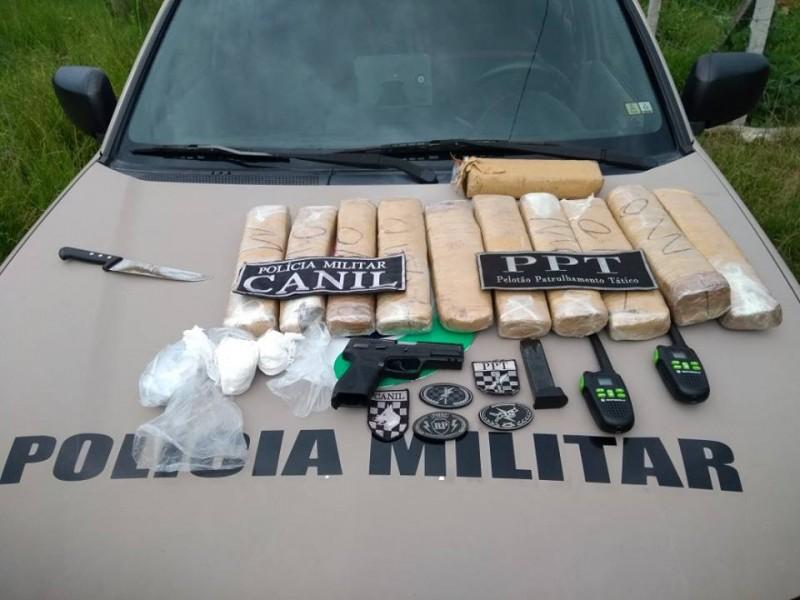 Dois homens são presos com drogas e arma