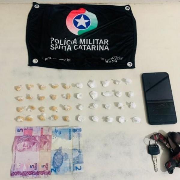 Motociclista é preso ao tentar descartar drogas e fugir da PM em Araranguá