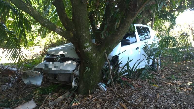 Carro sai da pista e colide em árvore na SC-445 em Içara