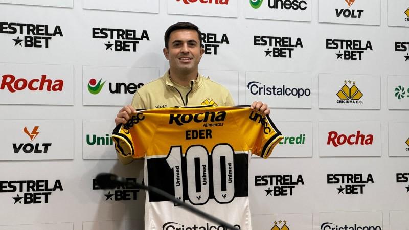 Eder 100 vezes: atacante celebra marca de jogos com a camisa do Criciúma
