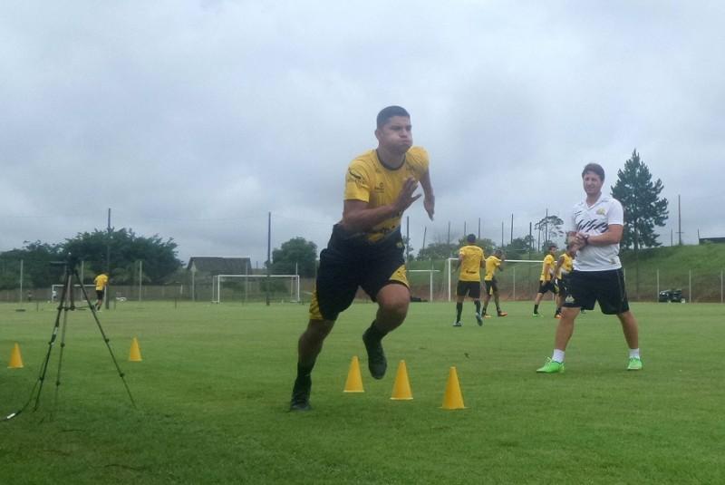 Jogadores realizam atividade física e técnica