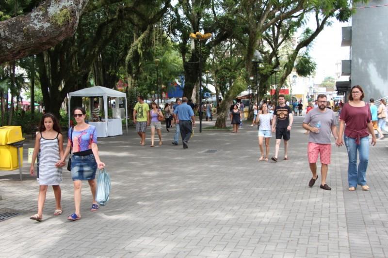 CDL e Prefeitura de Criciúma promovem mutirão de limpeza na Praça Nereu Ramos