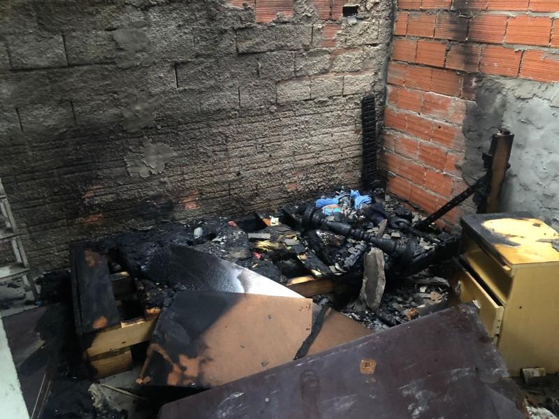 Anexo de casa é destruído após moradora atear fogo na roupa de cama