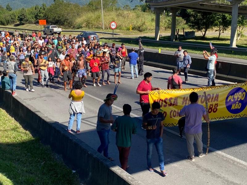 Contra o PL 490, indígenas voltam a bloquear a BR-101 em Palhoça