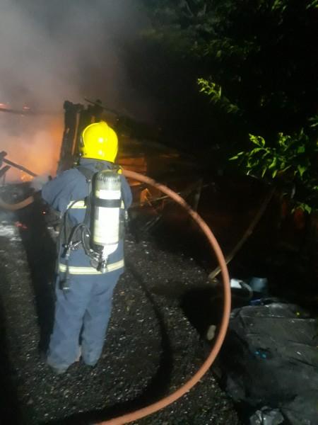 Casa de madeira é destruída por incêndio em Turvo
