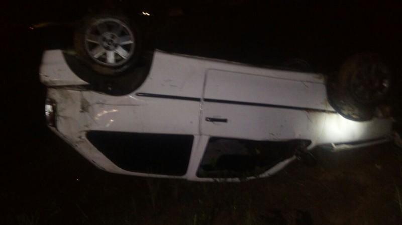 Após saída de pista, ocupantes são arremessados para fora do carro