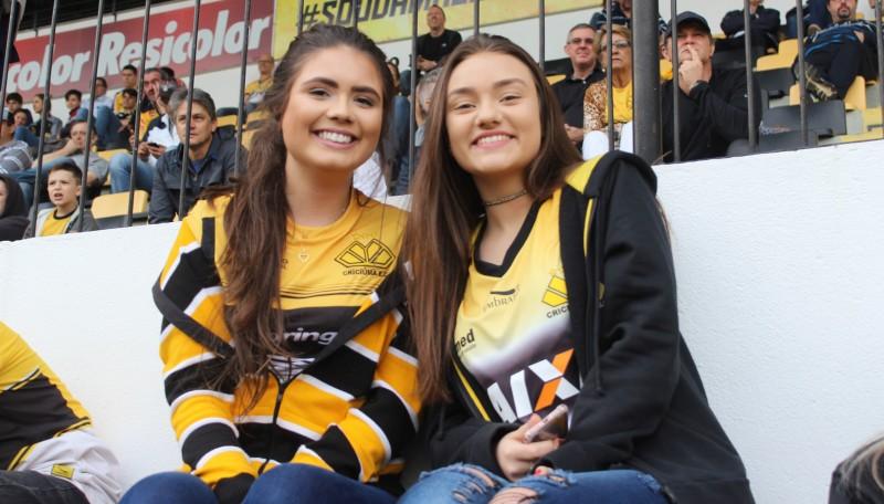 Público pequeno e fiel vibra com vitória do Criciúma