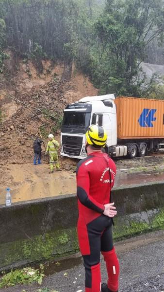 CBMSC confirma a morte de uma pessoa no deslizamento na BR-376; veja vídeos