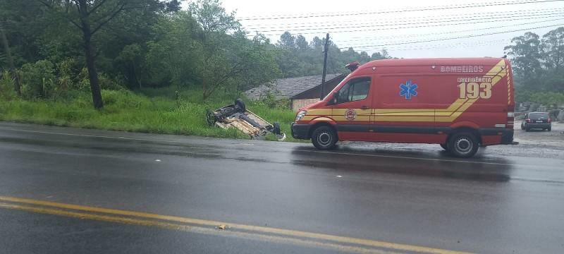 Motorista perde o controle da direção e capota veículo na SC-108 em Urussanga