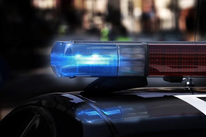 Colisão frontal deixa motoristas presos nas ferragens