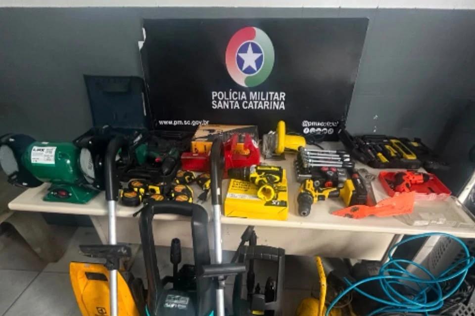 Mulher é flagrada com arma falsa e diversos equipamentos furtados de empresa em Criciúma