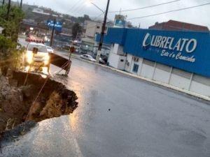 Buraco aberto após deslizamento na SC-390 já foi fechado