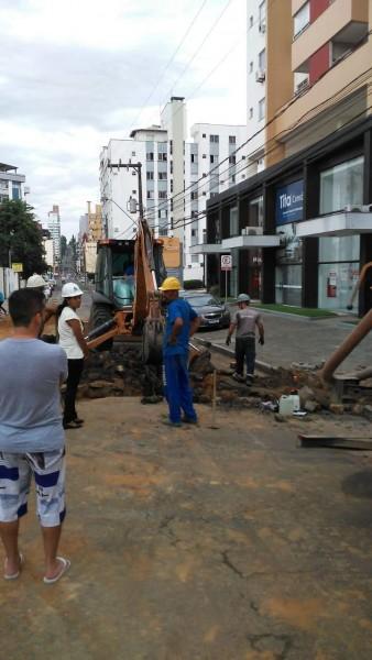 Rede da SCGás rompe durante obra da Casan; são 32 condomínios e dois comércios sem abastecimento