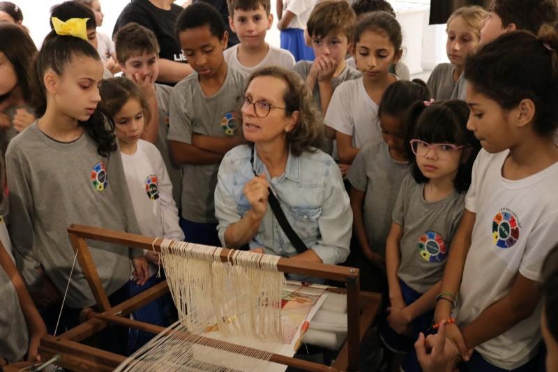 Alunos se encantam com a técnica de tecelagem da artista Elke Hülse