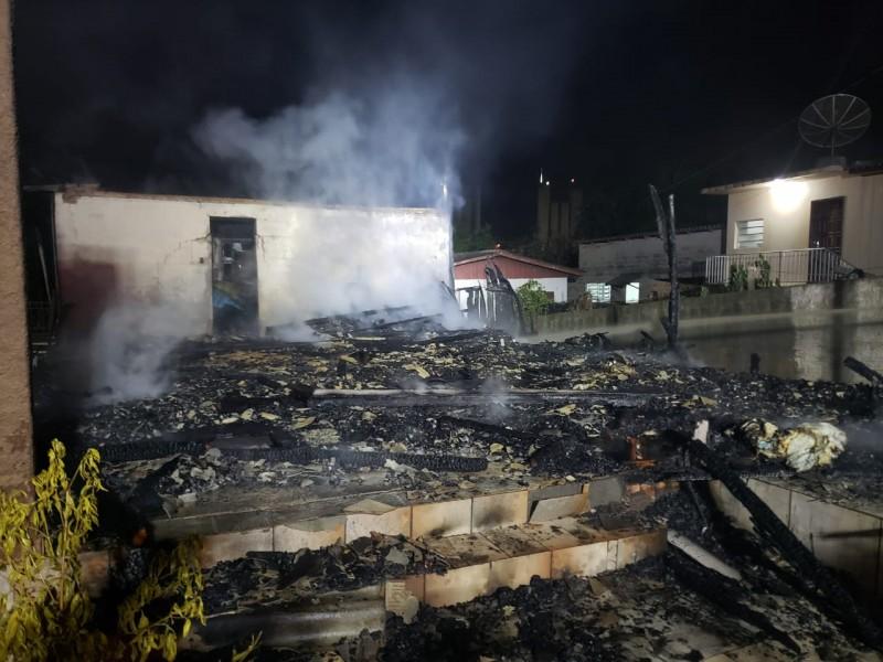 Bombeiros combatem incêndio no bairro Vila Rica