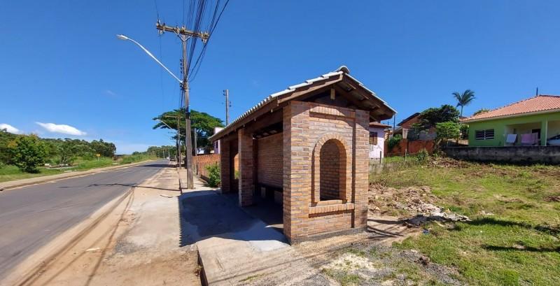 Içara: construção de abrigos de passageiros de ônibus avança para 26 unidades