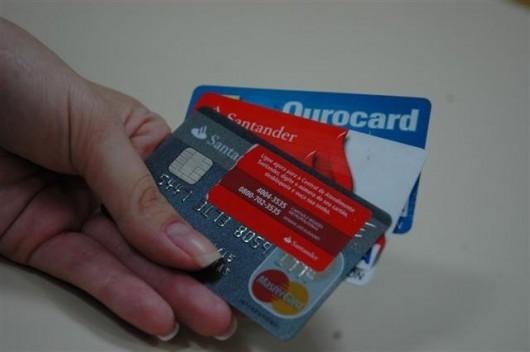 Cartão de crédito pode ser vilão ou mocinho do seu bolso