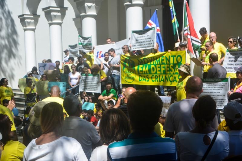 Marcha pela família reúne centenas de pessoas