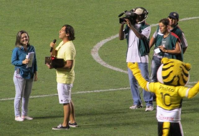 Repórter recebe pedido de casamento no estádio Heriberto Hülse