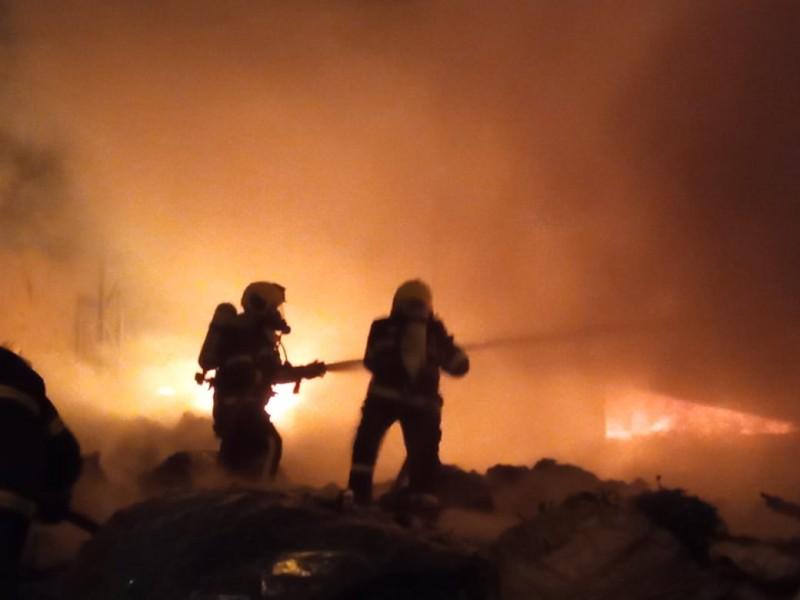 Após 7 horas, bombeiros encerram combate ao incêndio que destruiu empresa de reciclagem em Içara