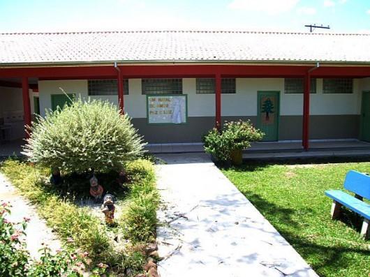 Arrombadores deixam cachimbo de crack em pátio de escola