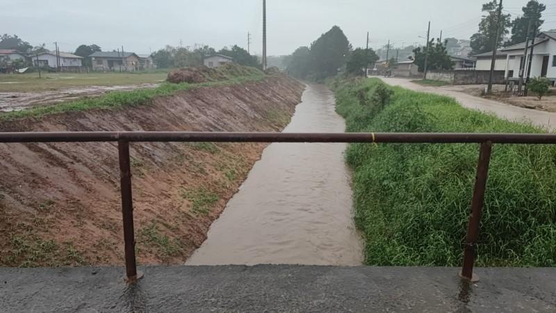 Com previsão de 100 milímetros de chuva, governo de Içara monta força-tarefa