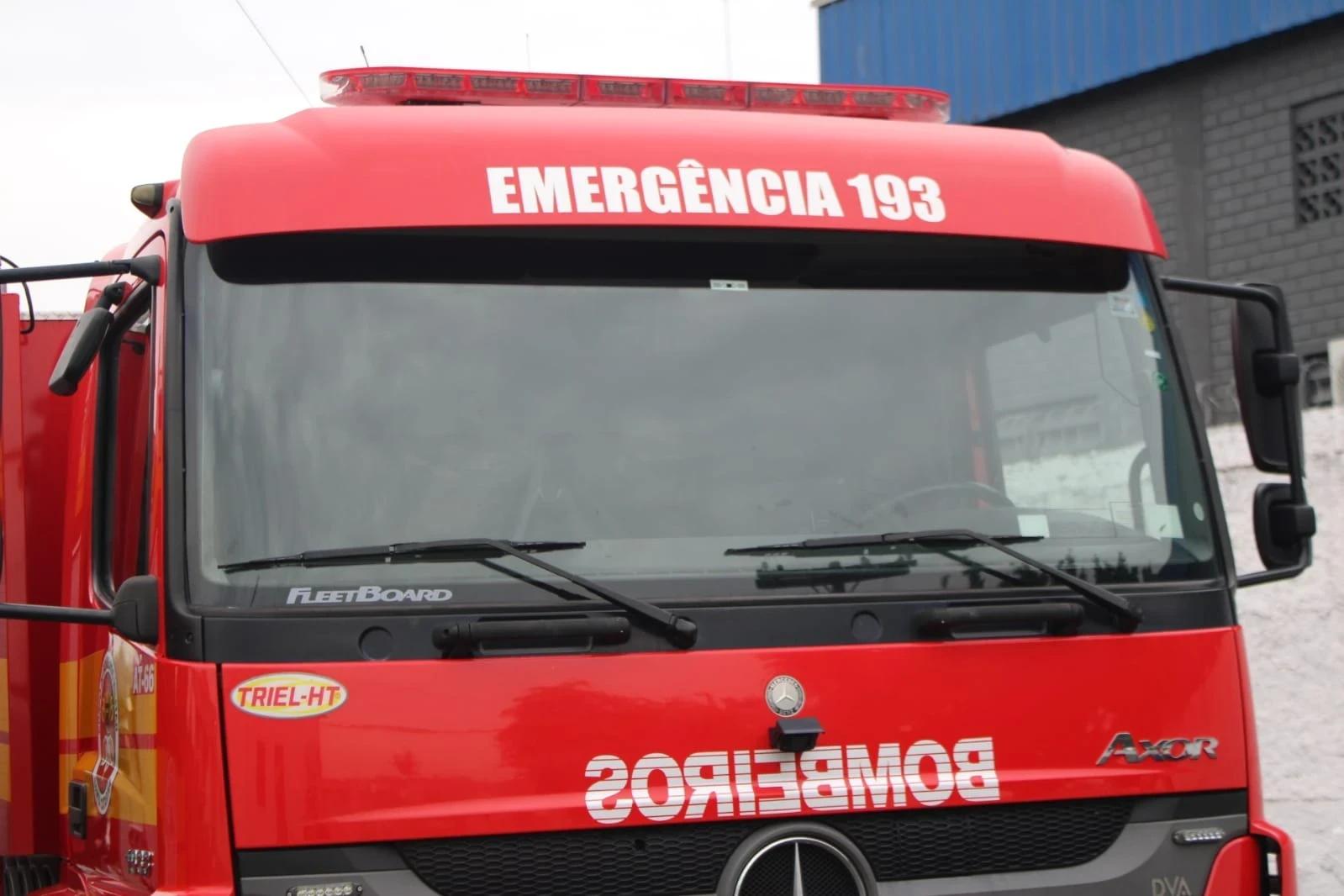 Bombeiros combatem incêndio em carreta carregada com melancias em Forquilhinha