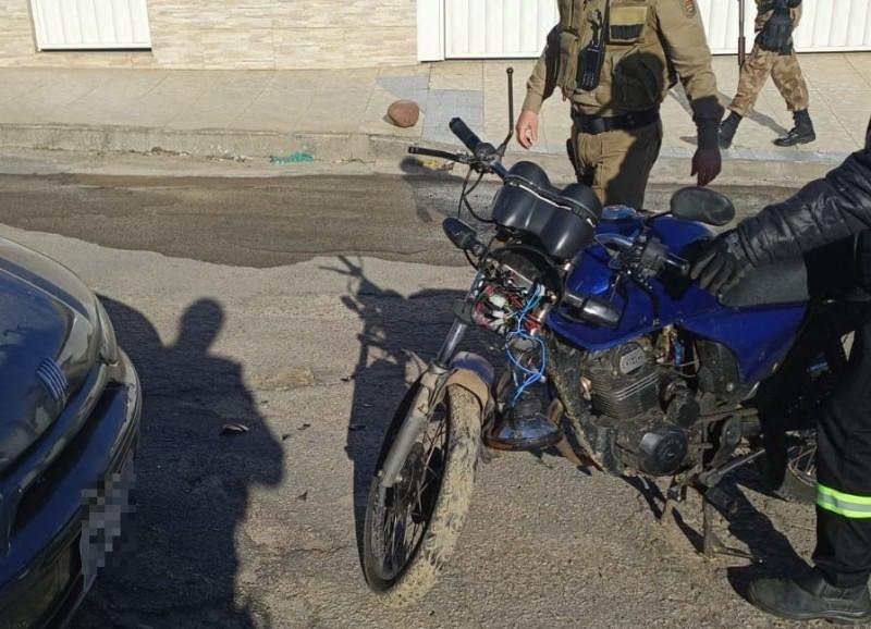 Motociclista sem capacete colide com carro após fugir de abordagem policial 