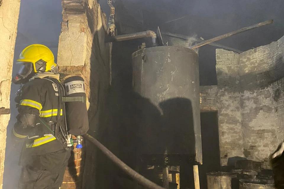 Depósito com aproximadamente 3 mil litros de solvente incendeia nesta madrugada